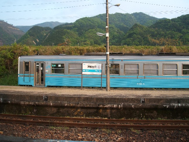 2004_05_02_讃岐財田駅_列車