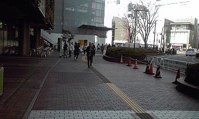 2012_12_14_12_07_阪急前_歩道