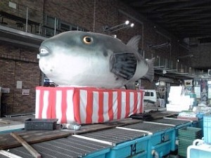 2014_05_11_02_下関_唐戸市場_フグ像.jpg